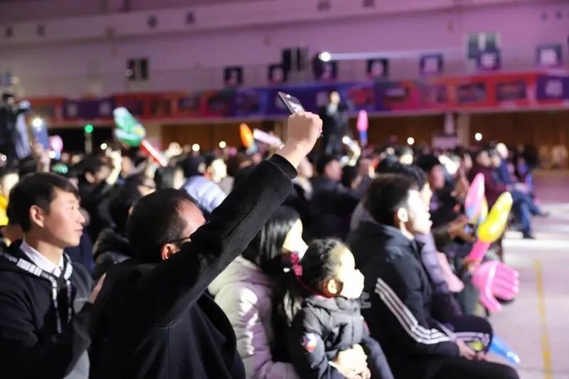 包含詹姆斯迎来二十赛季出色发挥，RNG观众热烈欢呼！观众掌声雷动的词条