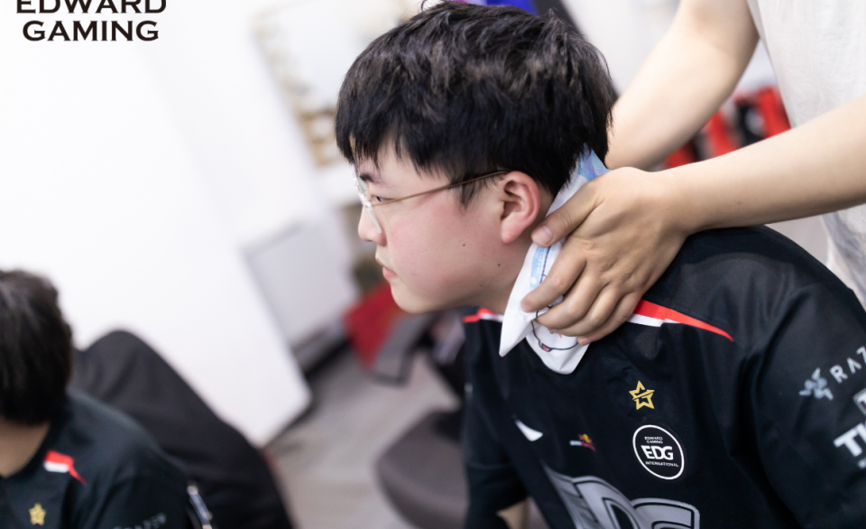 kaiyun-包含重要助攻首场状态出色，老鹰观众沸腾！，TheShy重返赛场赢得满堂喝彩的词条