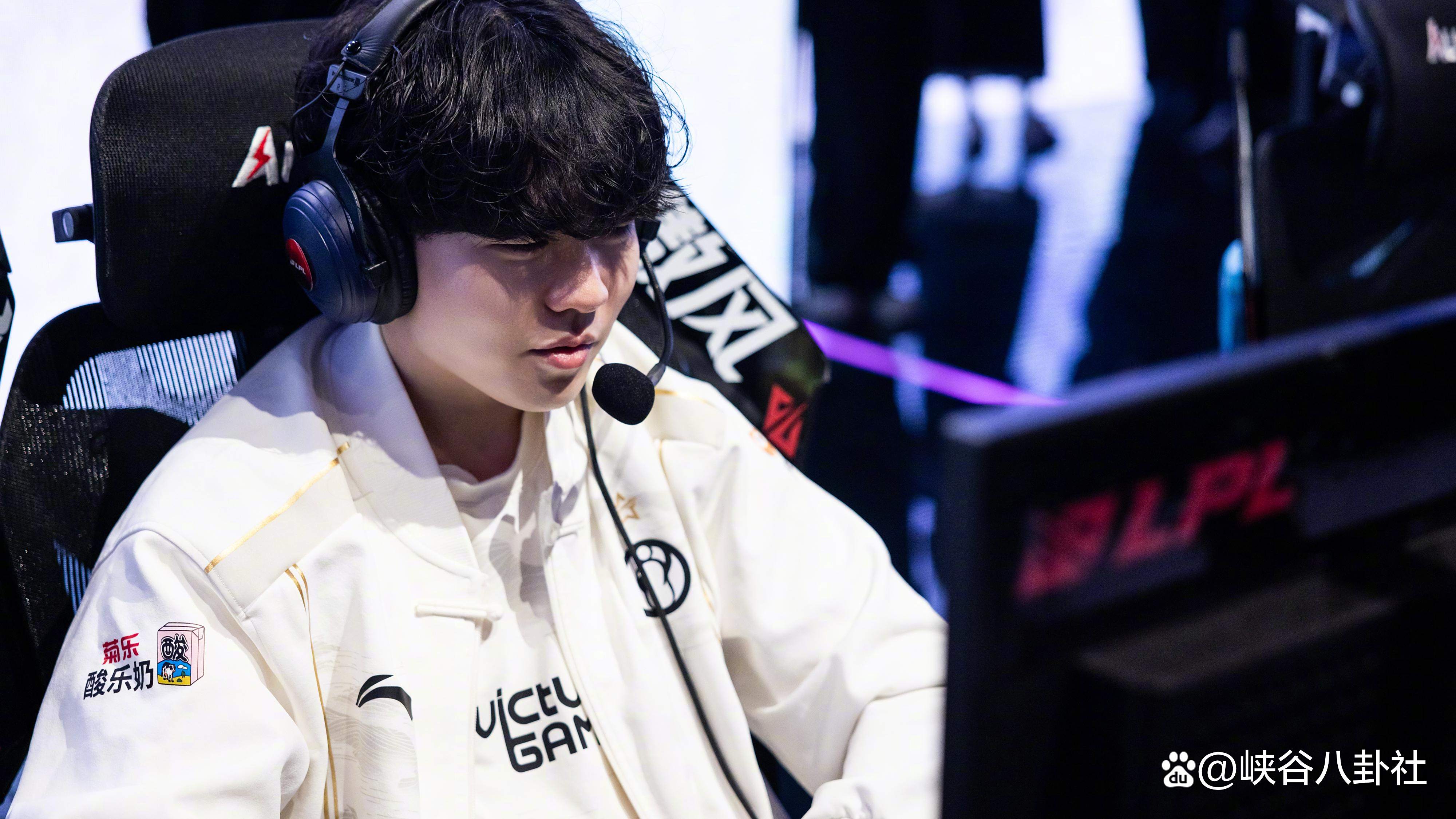 开云平台-IG前途光明！，Rookie新星刷新纪录表现突出观众掌声雷动的简单介绍